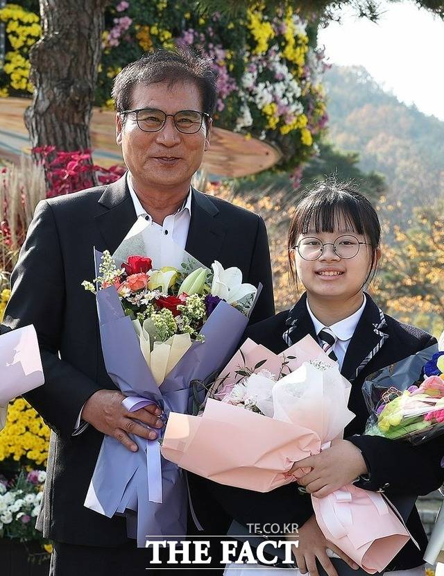 시 공모전에서 ‘대상의 영예’를 안은 함평여중 나수진 학생(오른쪽), 이상익 전남 함평군수(왼쪽) / 함평군 제공