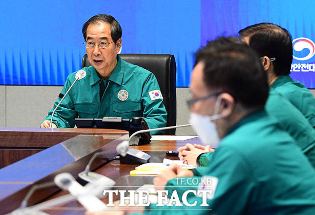 한덕수 국무총리가 6일 오전 서울 종로구 정부서울청사에서 열린 이태원 압사사고 관련 중앙재난안전대책본부 회의를 주재하고 있다. /이동률 기자