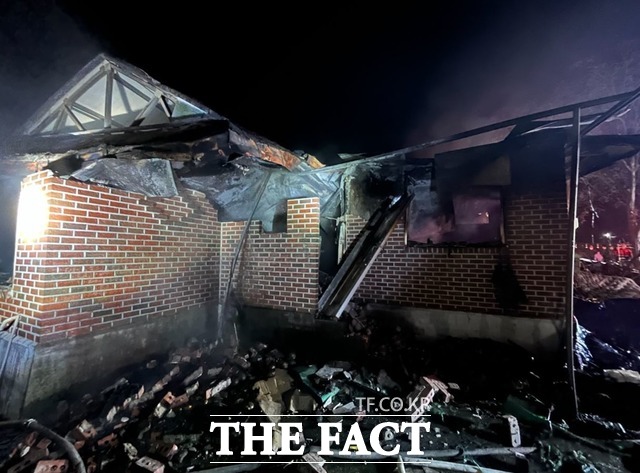 김천의 한 주택에서 불이 나 주택 곳곳이 그을리고, 가재도구가 불에 탄 모습/김천소방서 제공