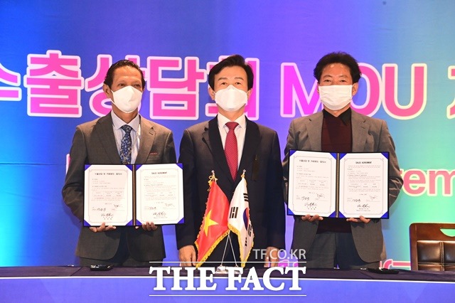 조규일(가운데)진주시장이 ‘2022 진주국제농식품박람회’에서 해외바이어를 수출계약 업무협약(MOU)를 체결한 후 기념 촬영을 하고 있다./진주시 제공