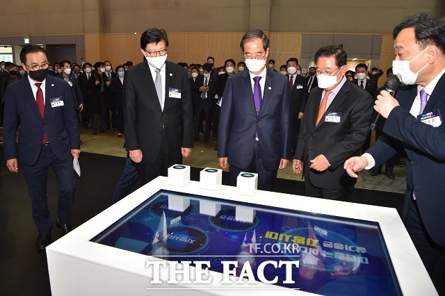 11일 오후 벡스코에서 열린 '2022 대한민국 지방시대 엑스포 기념식'에 참석한 박형준 부산시장(왼쪽 두 번째)과 한덕수 국무총리(가운데) 우동기 국가균형발전위원회 위원장(오른쪽). /부산시 제공