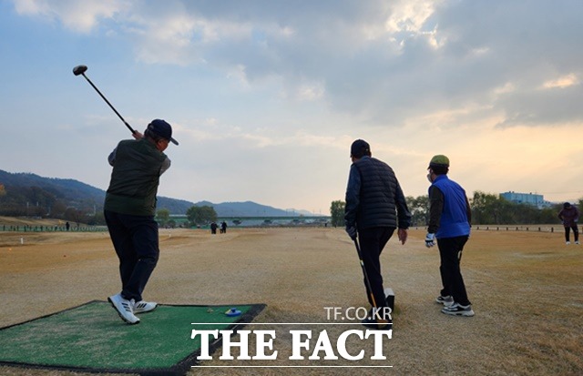 예산군 무한천 둔치 파크골프장에서 동호인들이 경기를 하고 있다. / 충남도 제공