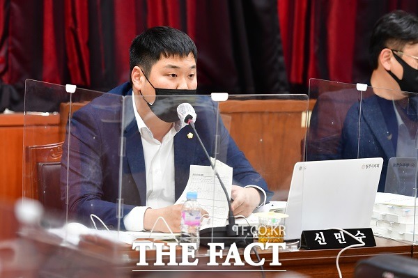 충북 청주시의회 도시건설위원회 소속 신민수(더불어민주당) 의원은 28일 무심천 하천유지용수 사용요금을 두고 정당성과 형평성 문제를 제기했다. /청주시의회.