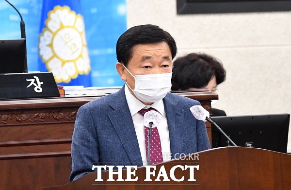 정태훈 청주시의원이 8일 열린 제74회 2차 정례회 3차 본회의에서 오송역을 청주오송역으로 바꿀 것을 촉구하는 내용의 결의문을 낭독하고 있다. /청주시의회 제공.