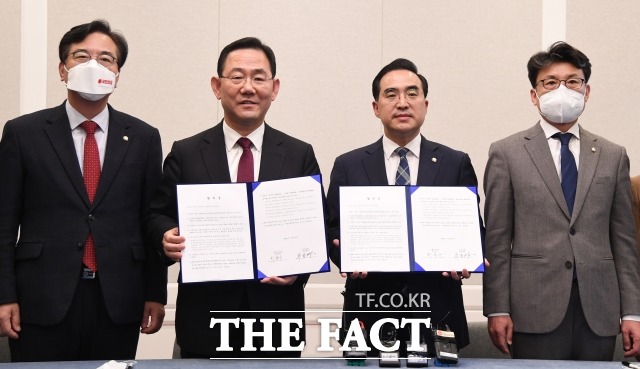 지난 11월 23일 주호영 국민의힘 원내대표(왼쪽 두번째)와 박홍근 더불어민주당 원내대표가 국회에서 이태원 참사 국정조사 합의문에 서명한 뒤 기념촬영하는 모습. 왼쪽부터 송언석 국민의힘 원내수석부대표, 주호영 국민의힘 원내대표, 박홍근 원내대표, 진성준 더불어민주당 원내수석부대표. /남윤호 기자