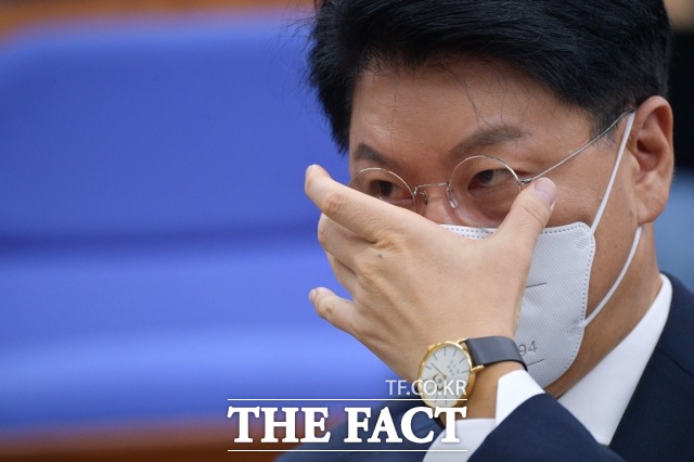 장제원 국민의힘 의원은 11일 이상민 행정안전부 장관 해임건의안에 대한 국회 표결을 앞둔 가운엔 SNS를 통해 더불어민주당과 국민의힘 지도부를 맹비난했다. 지난 8일 국회에서 열린 국민의힘 국회 상임위원장 선출 의원총회 당시 장 의원. /남윤호 기자