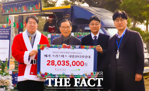 윤석희 대전신세계 대표(왼쪽)는 지난 10일 대전 유성구 소재 양육시설인 천양원을 찾아 최승인 초록우산 어린이재단 대전지역본부장(오른쪽에서 두번째)에게 희망산타원정대 운영을 위한 후원금을 전달했다. / 대전신세계 제공