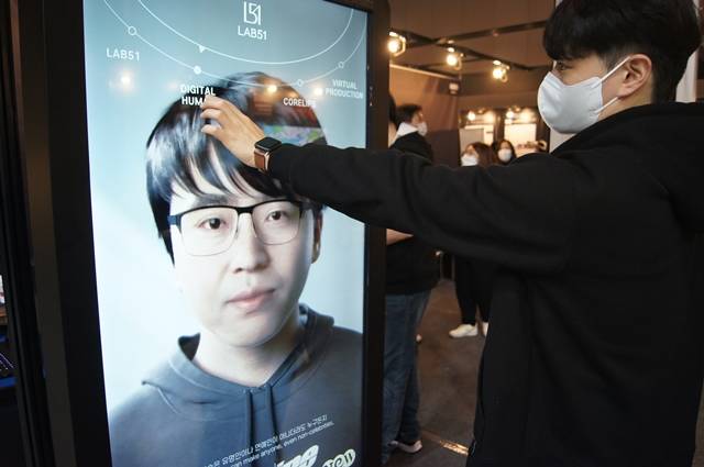 엔진비주얼웨이브가 메타버스 구현에 최적화된 자체 기술을 공개했다. 사진은 키오스크에 탑재된 디지털 휴먼 '키-맨(Key-man)'. /엔진비주얼웨이브 제공