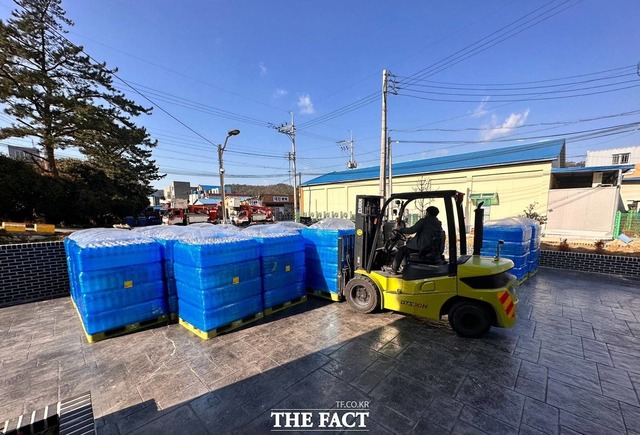 완도군이 공무원 한마음 행사를 취소하고 가뭄 대책비 지원에 나섰다. 사진은 재배정 예산으로 생수를 구입해 전달하는 모습이다. /완도군 제공