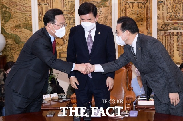 18일 내년도 예산안 합의가 또다시 불발됐다. 이날 오후 회동은 아직 예정되지 않았다. 사진은 지난 16일 오후 서울 여의도 국회 의장실에서 김진표 국회의장 주재로 열린 교섭단체 원내대표 회동에서 주호영 국민의힘, 박홍근 더불어민주당 원내대표가 악수하는 장면./남윤호 기자
