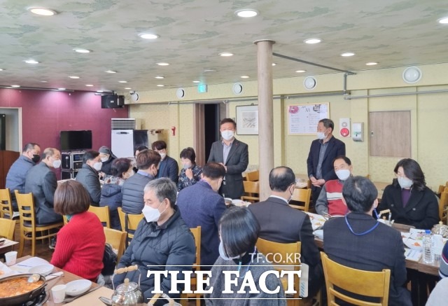 이학수 시장은 “2022년 노인 · 장애인 복지 발전을 위해 열심히 활동해 주신 시설 · 단체장들의 노고에 감사드린다”며 “이번 간담회를 통해 수렴된 의견을 토대로 새로운 복지 시책을 발굴하기 위해 최선을 다 하겠다”고 말했다. / 정읍시 제공