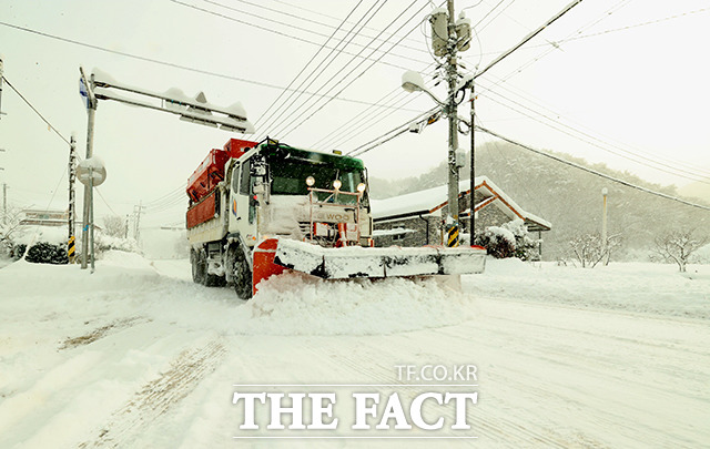 임실군이 23일 제설작업에 총력을 기울이고 있다. /사진=임실군 제공