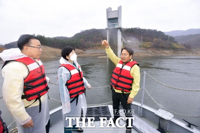 강기정 광주광역시장이 지난달 22일 한화진 환경부장관과 동복댐을 찾아 저수율을 살펴보고 있다. / 광주광역시 제공