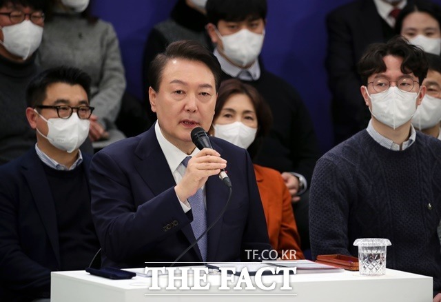 윤석열 대통령은 26일 용산 대통령실에서 열린 수석비서관회의에서 