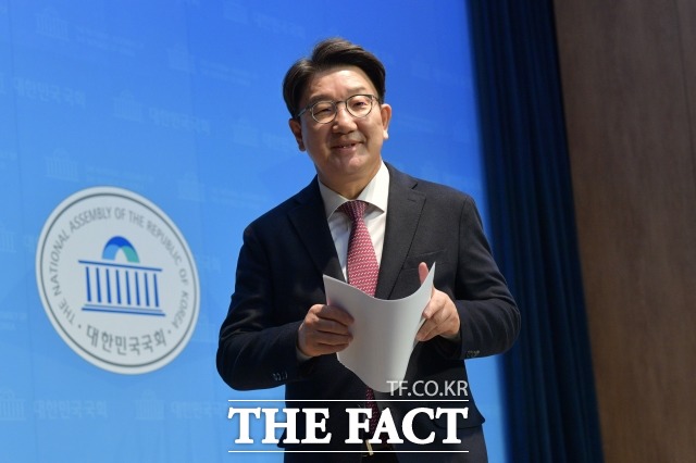 권성동 국민의힘 의원이 5일 오전 서울 여의도 국회 소통관에서 당 대표 불출마 선언을 마친 후 기자회견장을 나서고 있다.