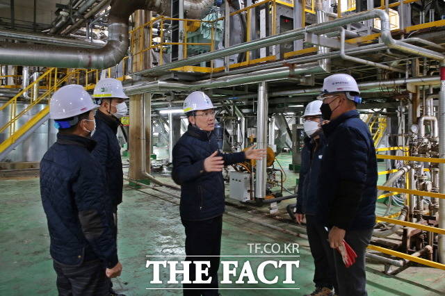 광주환경공단 김성환 이사장(가운데)이 공단 부속 시설 현장점검을 하고 있다. /광주환경공단 제공