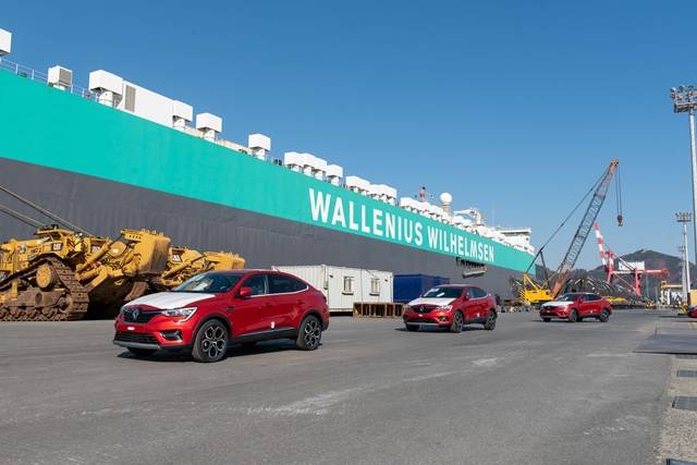 르노코리아자동차의 쿠페형 스포츠유틸리티차량(CUV) XM3(수출명 아르카나)가 선적을 위해 이동하고 있는 모습. /르노코리아 제공