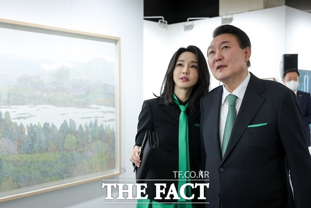 윤석열 대통령 부부가 12일 고향사랑기부제에 동참, 서울을 제외한 16개 시·도에 각 30만 원씩 총 480만 원을 기부했다. 윤 대통령과 부인 김건희 여사가 지난 4일 서울 서초구 예술의전당에서 열린 '2023 문화예술인 신년인사회'에 참석해 청년 화가들의 작품을 감상하는 모습. /대통령실 제공