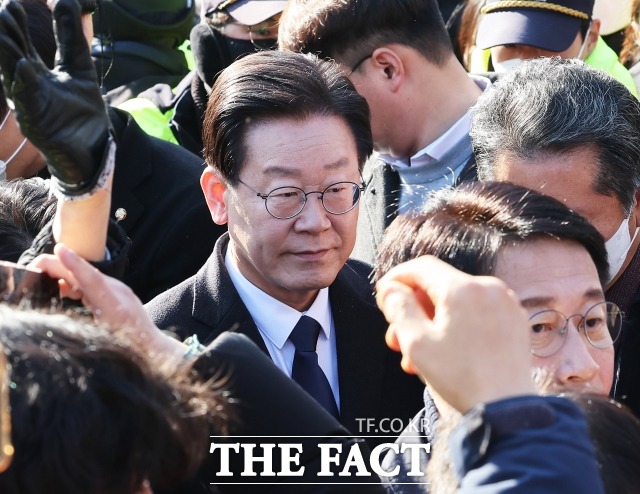 법조계에 따르면 서울중앙지검이 16일 이재명 더불어민주당 대표에게 '대장동 의혹' 관련 소환 조사를 통보한 것으로 알려졌다. 민주당은