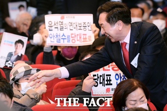 국민의힘 당권주자인 김기현 의원이 15일 오후 서울 양천구 해누리타운 해누리홀에서 열린 '1.15 서울 양천갑 당원대회'에서 당원들과 인사를 나누고 있다./이선화 기자