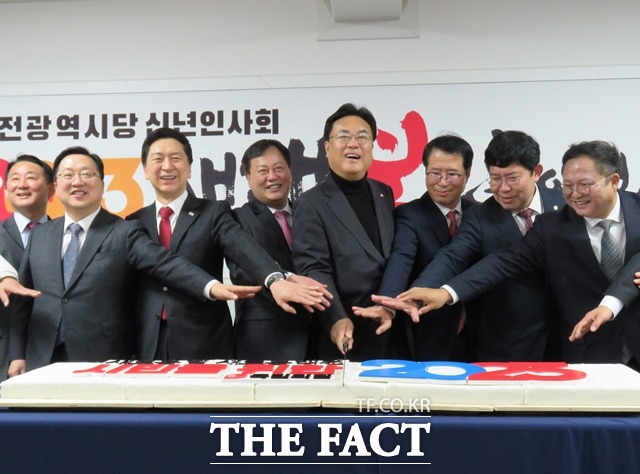 18일 국민의힘 대전시당 3층 대강당에서 열린 신년인사회에서 정진석 비상대책위원장(가운데)과 이은권 대전시당위원장, 이장우 대전시장 등 당 관계자들이 기념떡 앞에서 손을 모으며 기념촬영하고 있다. / 대전=라안일 기자