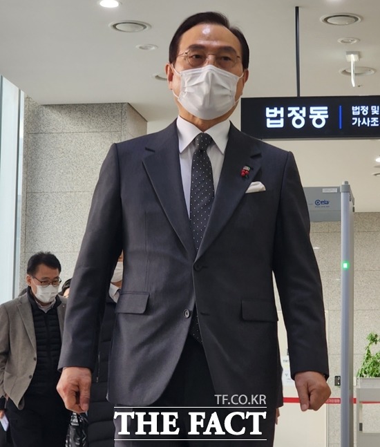 공직선거법 위반 혐의를 받고 있는 박상돈 천안시장의 첫 재판이 18일 열렸다. 법원에 출석하는 박상돈 시장 모습. / 천안=김경동 기자