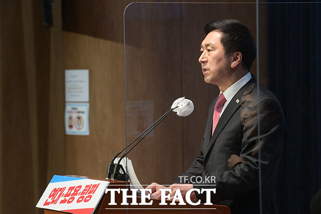 국민의힘 당권 주자인 김기현 의원이 19일 국회 소통관에서 기자회견을 열고 '비전과 통합 메시지' 발표를 하고 있다. /국회=남윤호 기자