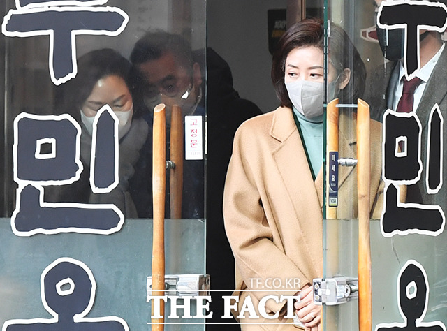 나경원 전 국민의힘 의원이 7일 김기현 당대표 후보 지지를 선언했다. 김 후보는 나 전 의원의 지지를 끌어내기 위해 이날까지 삼고초려를 한 것으로 알려졌다. 지난달 25일 중구 다동의 한 식당에서 불출마 선언 후 관계자들과 식사를 마친 뒤 나오는 나 전 의원. /배정한 기자