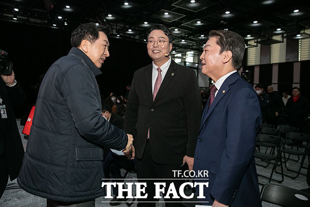 국민의힘 당 대표 후보로 출마한 김기현 후보, 천하람 후보, 안철수 후보가 7일 오전 서울 강서구 ASSA빌딩 방송스튜디오에서 열린 국민의힘 제3차 전당대회 비전발표회에서 인사하는 모습. /국회사진취재단
