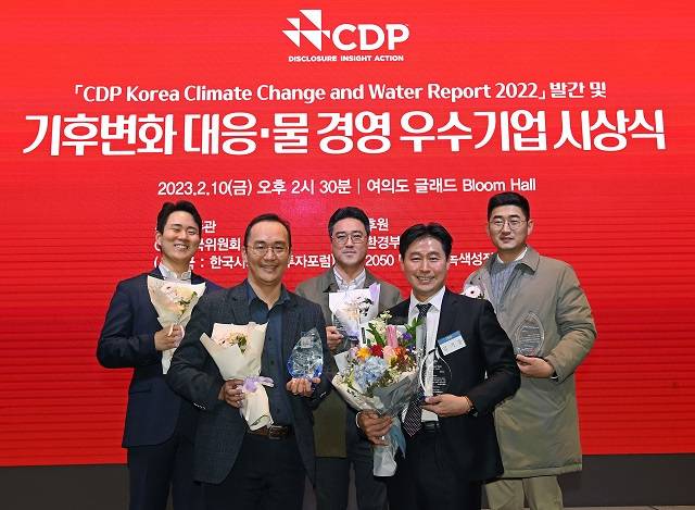 현대차와 기아가 글로벌 지속가능경영 평가기관 CDP로부터 2022년 수자원 관리 부분 최고 등급을 받았다고 10일 밝혔다. 정승현 현대차 탄소중립추진팀장(앞줄 왼쪽)과 임기동 기아 안전환경지원팀장(앞줄 오른쪽)이 관계자들과 함께 기념사진을 촬영하는 모습. /현대차·기아