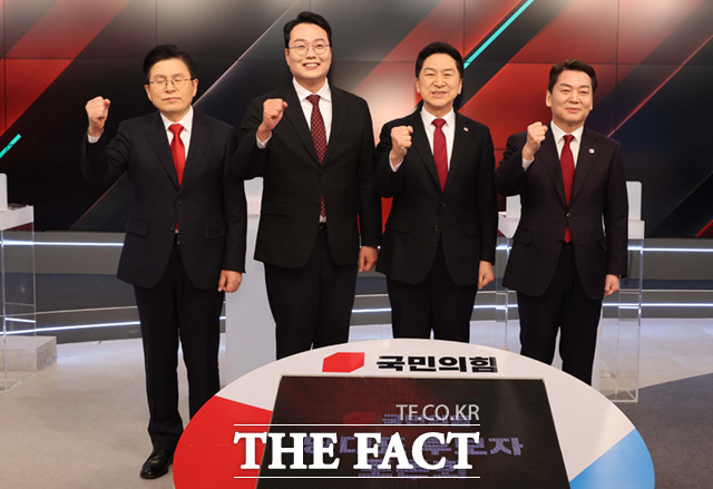 황교안, 천하람, 김기현, 안철수 국민의힘 당 대표 후보들(왼쪽부터)이 20일 서울 중구 MBN 스튜디오에서 TV토론에 앞서 기념촬영을 하고 있다. /국회사진취재단