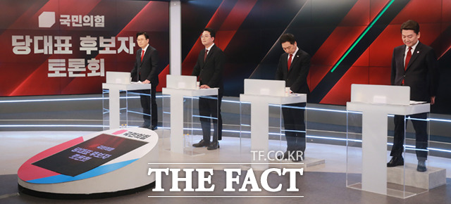 국민의힘 당 대표 경선 후보들이 15일 서울 중구 MBN 스튜디오에서 TV토론을 준비 하고 있다. 왼쪽부터 황교안, 천하람, 김기현, 안철수 후보. /국회사진취재단