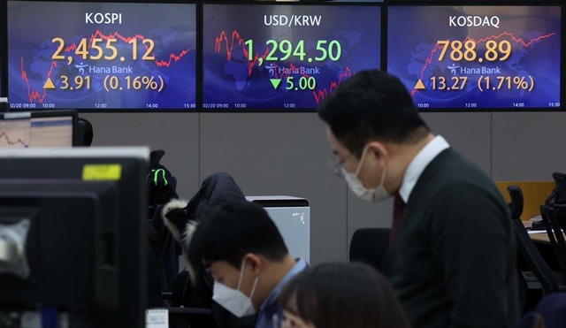 한국거래소에 따르면 20일 코스피 지수는 전 거래일 대비 0.16%(3.91포인트) 오른 2455.12로 거래를 마감했다. /뉴시스