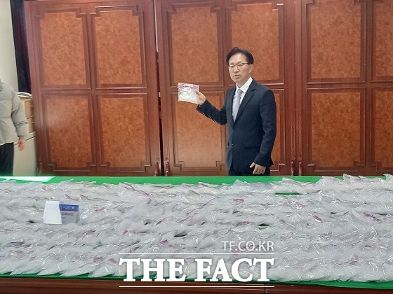 부산지검 강력범죄수사부 마약범죄 특별수사팀은 특정범죄가중처벌등에관한법률위반 등 혐의로 A(63)씨, B(56)씨, C(61)씨를 구속 기소했다고 21일 밝혔다./ 부산=조탁만 기자.