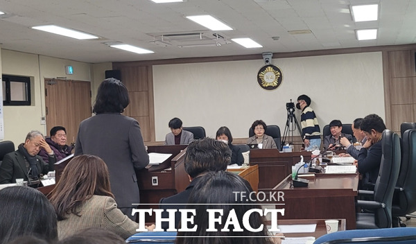 23일 논산시 2023년도 주요업무 추진계획 보고자리에서 민병춘 위원장이 장학금 지원사업에 대해 지적하고 있다./논산=최웅 기자