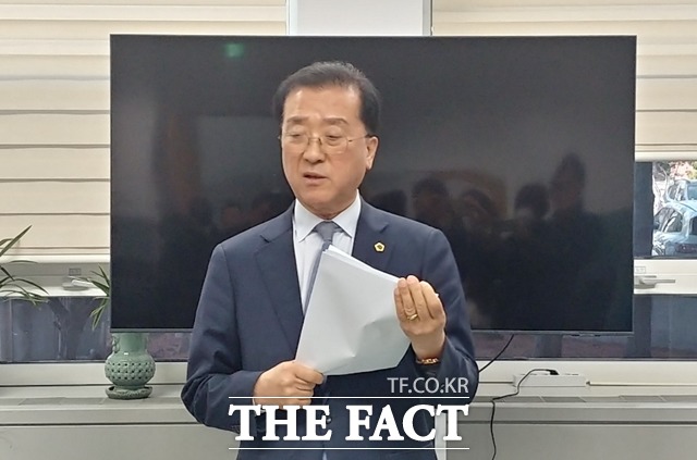 28일 조원휘 대전시의회 부의장이 전날 대전참여시민연대가 제기한 청탁금지법 위반 의혹에 대한 입장을 밝히고 있다. / 대전=라안일 기자