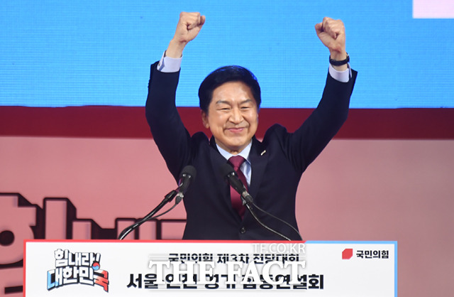 김기현 국민의힘 당대표 후보가 3일 '압도적 지지'를 호소하며 '1차 투표 과반 당선'에 나섰다. 김 후보는 최근 각종 여론조사에서 40% 중후반 대의 지지율을 보이고 있다. 김 후보가 2일 오후 경기 고양종합체육관에서 열린 국민의힘 제3차 전당대회 서울·인천·경기 합동연설회에서 정견 발표를 하고 있다. /고양=이새롬 기자