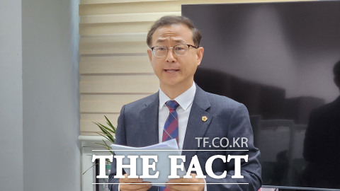 민경배 대전시의회 복지환경위원장이 9일 시의회 기자실에서 공무출장에 대해 브리핑을 하고 있다 / 대전=최영규 기자