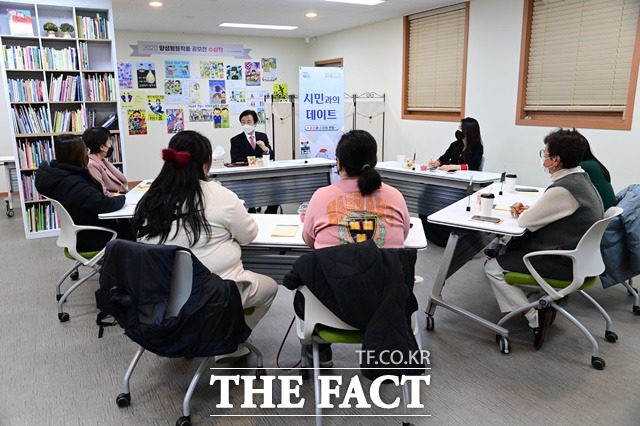 진주아지매카페 회원들과 시민과의 데이트를 하고 있는 조규일 진주시장/진주시