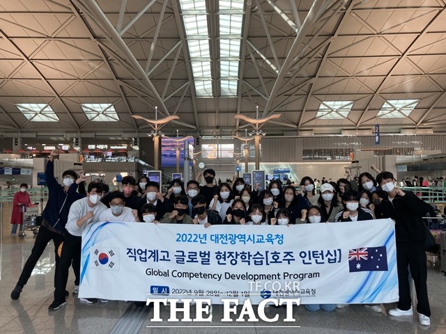 '2022 글로벌 현장학습 호주 인턴십'에 참가한 대전 특성화고등학교 학생 34명이 출국에 앞서 인천공항에서 기념촬영하고 있다. / 대전시교육청