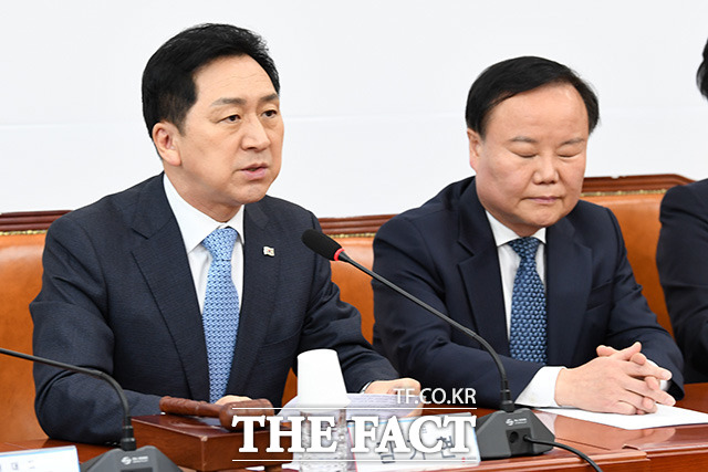 국민의힘 당 지지율이 임시 지도부 체제에서 김기현 체제로 전환한 이후 계속 떨어지고 있다. 김기현(왼쪽) 대표는 민생 행보에 방점을 찍고 있지만, 여러 악재가 겹치며 지지율 반등에 어려움을 겪고 있다. /남용희 기자