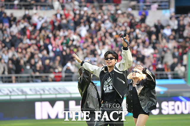 가수 임영웅이 자신의 콘서트에서 건강 문제로 쓰러진 80대 관객의 치료비를 대납해 준 사실이 뒤늦게 알려졌다. 사진은 임영웅이 8일 서울월드컵경기장에서 열린 FC서울과 대구FC의 경기 축하공연을 하는 모습. /남윤호 기자