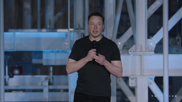 전기차 업체 테슬라의 가격인하로 1분기 매출총이익률이 하락하고 순이익이 감소했다는 소식에 테슬라 주가가 20일(현지시각) 약 10% 급락하면서 뉴욕증시 하락을 주도했다, 사진은 일론 머스크 테슬라 최고경영자(CEO)가 미국 텍사스 메가팩토리에서 진행된 테슬라 투자자의 날 행사에서 10조 달러(약 1경3100조 원)를 투입해 지속 가능한 에너지 미래를 만드는 '마스터 플랜 3' 계획을 공개하고 있는 모습. /테슬라 유튜브