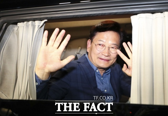 송영길 전 더불어민주당 대표가 22일 오후 11시(한국시간, 현지시간 오후 4시)에 프랑스 파리에서 '돈 봉투' 의혹 기자회견을 앞두고 있는 가운데, 조기 귀국 등에 어떤 입장을 내놓을지 주목된다. 지난해 지방선거 당시 패배 후 캠프를 떠나던 송 전 대표. /국회사진취재단