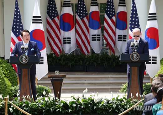 윤석열 대통령과 조 바이든 미국 대통령이 26일(현지시각) 워싱턴DC 백악관 로즈가든에서 공동기자회견을 하고 있다./뉴시스