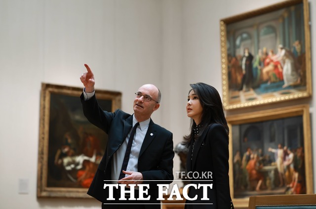 김건희 여사가 28일(현지시간) 보스턴 미술관을 방문해 작품을 관람하고 있다. /보스턴=뉴시스