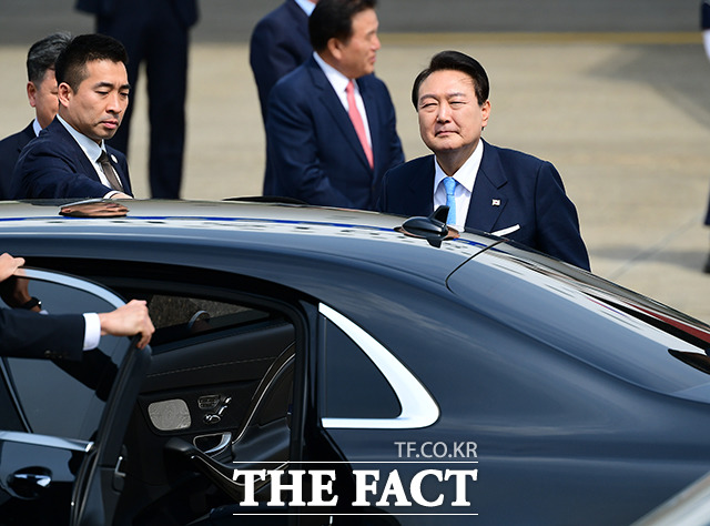 5박 7일간 미국 국빈 방문 일정을 마친 윤석열 대통령이 30일 오후 경기도 성남시 서울공항으로 귀국해 차량에 탑승하고 있다. /성남=박헌우 기자