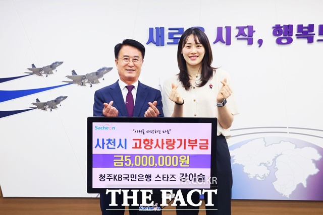 사천시 고향사랑기부금 9번째 고액기부자로 이름을 올린 청주 KB국민은행 스타즈 소속 강이슬 선수가 박동식 시장과 기념 촬영을 하고 있다./사천시