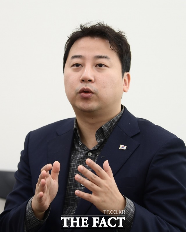 장예찬 국민의힘 청년최고위원은 최근 논란의 중심에 선 더불어민주당 김남국 의원과 김건희 여사에 대한 비판에 열을 올리는 장경태 의원을 향해