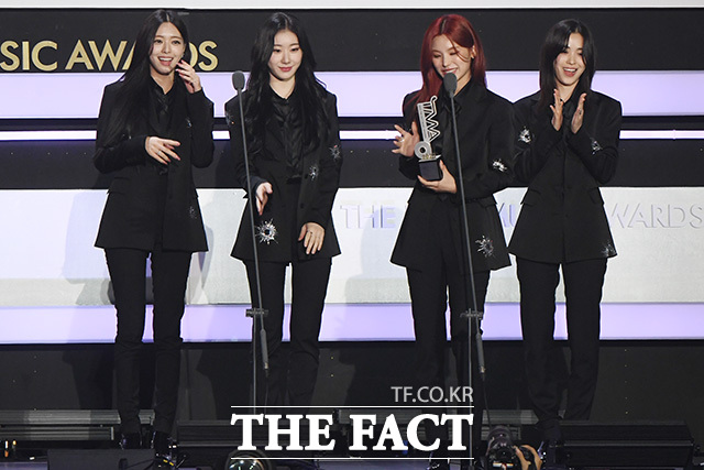 아티스트와 팬이 함께 만들고 즐기는 K-POP 축제 '2023 더팩트 뮤직 어워즈'가 10일 오후 인천 남동구 수산동 인천남동체육관에서 화려한 막을 올린 가운데 그룹 있지가 올해의 아티스트상을 수상한 후 소감을 밝히고 있다. /인천남동체육관=장윤석 인턴기자